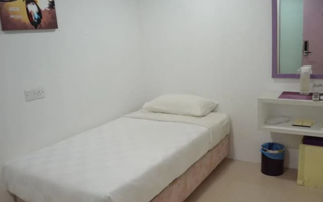 Lavender Hotel Teluk Intan - photo 5