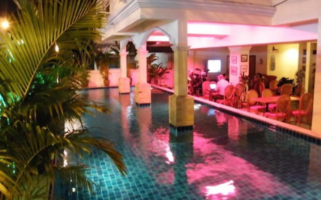 The Caddy Shack Inn - photo 4