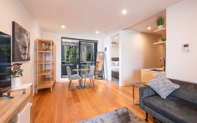 Modern 1 Bedroom Apartment in Brunswick East Near CBD - photo 4
