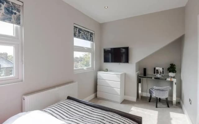 Stunning 3 bed Flat in the Heart of West Hampstead - photo 3