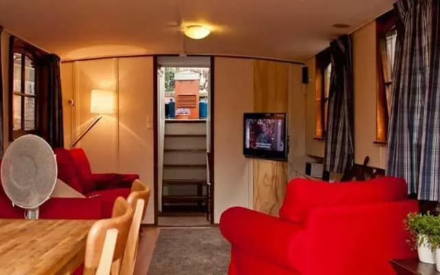 The Hoop Houseboat - photo 2