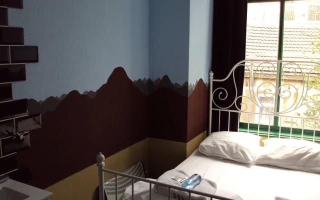 The Flying Pig Uptown Hostel - photo 3