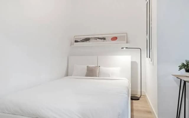 Stunning 2 Bedroom amd Bath Apartment in Eixample - photo 3