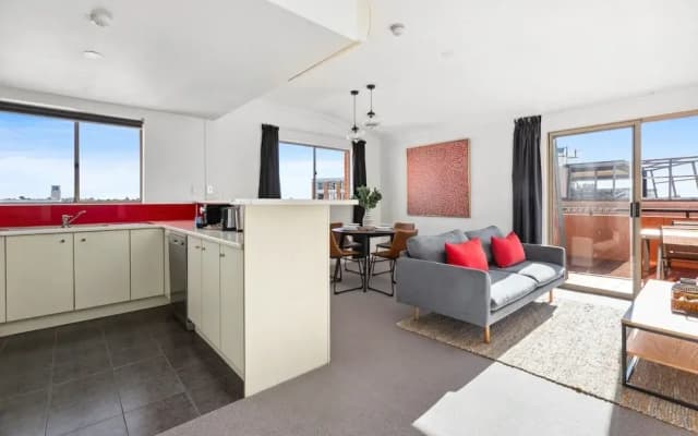 Spacious Inner-west 2-bed With Alfresco Dining - photo 4
