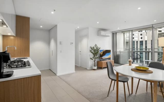 Marina-view 1-bed Apartment in Docklands - photo 4