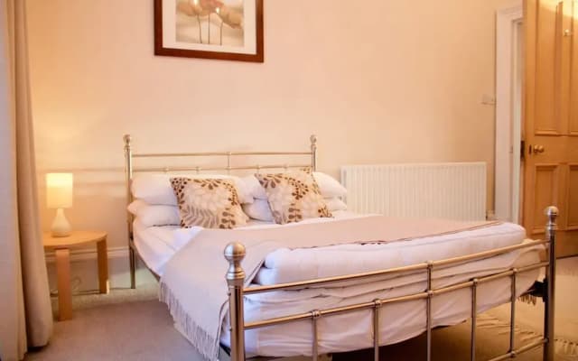 2 Bedroom Stockbridge Flat - photo 5