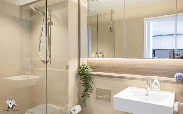KOZYGURU Docklands Cozy Water View 1BED - photo 4