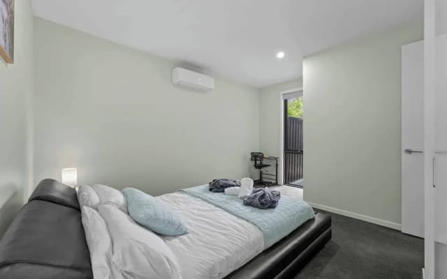 Luxurious 3-bedroom Townhouse in Charming Maidstone 7 KM TO CBD - photo 2