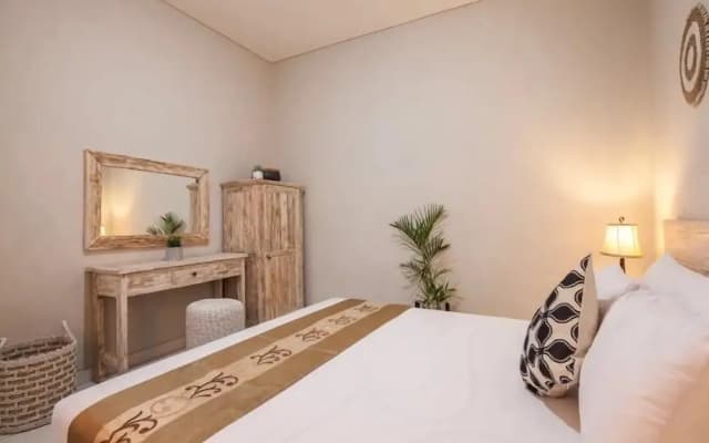 Cecilya Balian Stylish 3 Bedroom House near Beach at City Center - photo 3