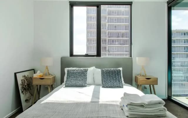 Bright 2 Bedroom Apartment With Rooftop Pool - photo 4