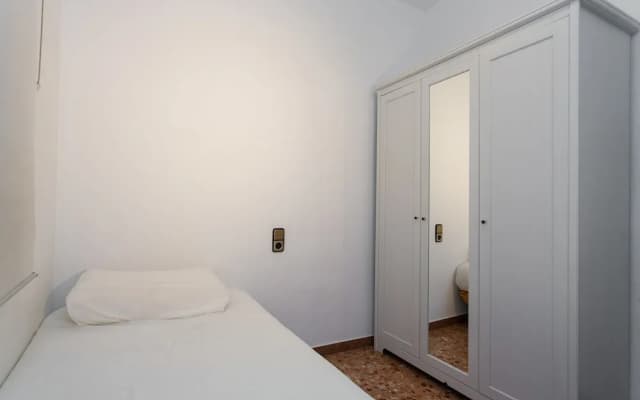 Spacious & Quiet 4 Bedroom Apartment - photo 2