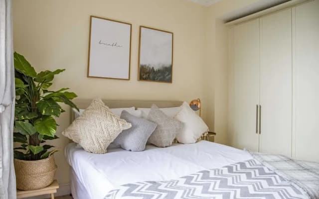 Charming Charing Cross Flat - photo 2