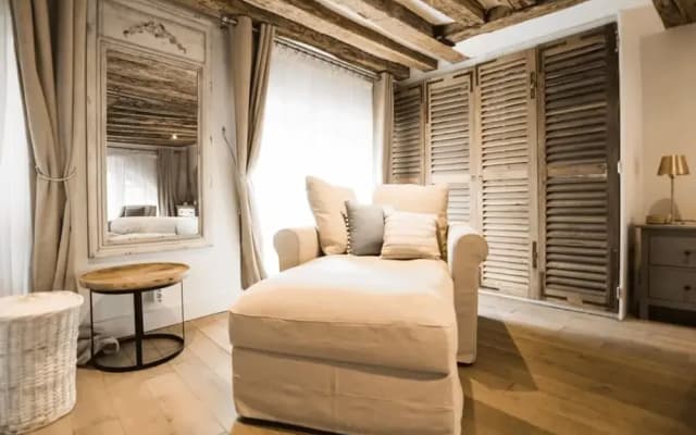 Classy Bourgeois Chic 2 Bedroom Apt in Le Marais - photo 2