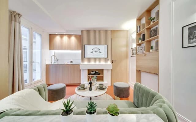 Historical Apartment in the Heart of Paris - 3 - photo 2