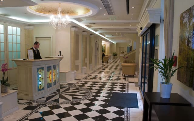 Queen's Court Hotel & Residence - photo 2