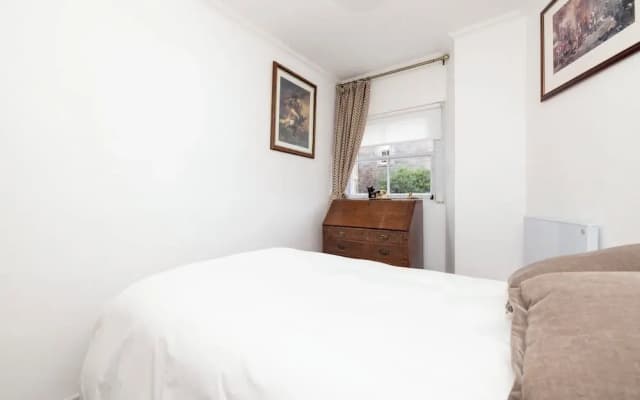 Spacious 2-Bedroom Ground Floor Flat - photo 5