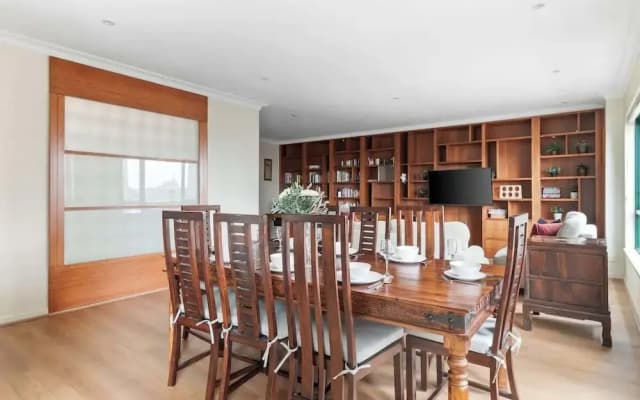 Stylish & Cozy 4BR Retreat With Free Parking - photo 2