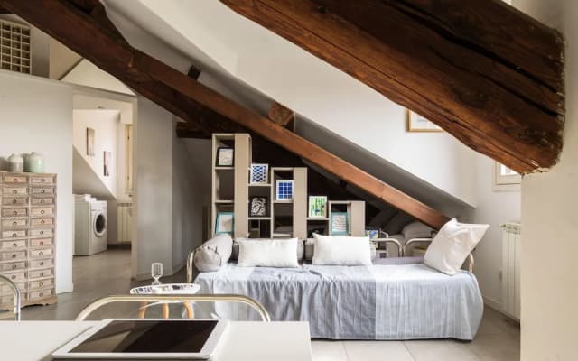 JOIVY Classic Top-Floor Studio By Park - photo 3