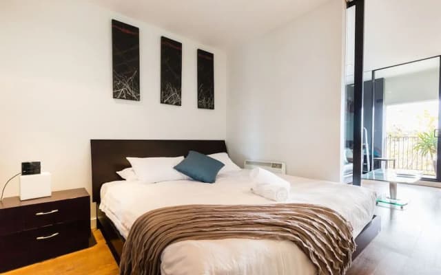 Cleo, 1BDR St Kilda Apartment - photo 3