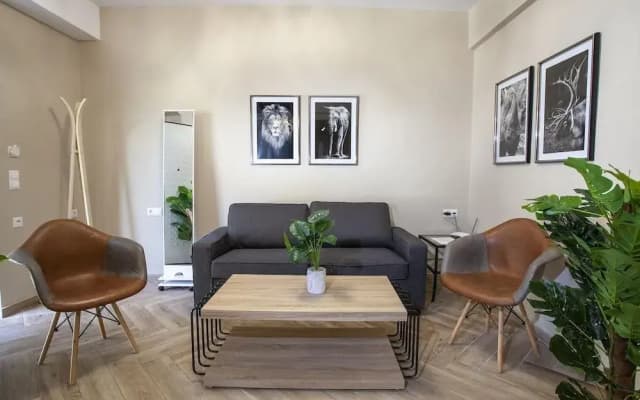 Privilege Apt with Private Yard- Parking - photo 3