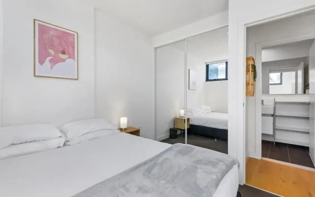 Cosy 1-bed With Private Balcony By Showgrounds - photo 3
