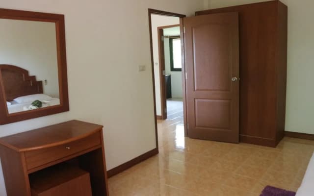 Baan Srinimit House & Apartment - photo 2
