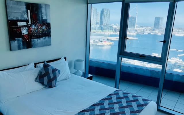 Astonishing Docklands View Deluxe Room - photo 2