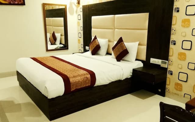 Hotel Nirvana-Near IGI Airport Delhi - photo 5