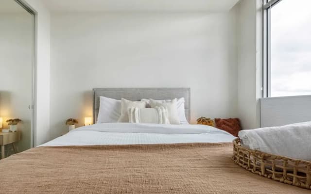 Stunning View 2-bed in Port Melbourne w/ Parking - photo 4