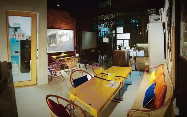 Monkey Motel & Café - photo 5