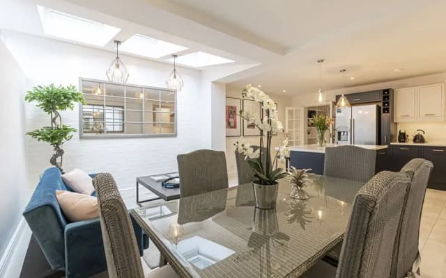 JOIVY Exclusive 3Br Home W/ Terrace In Chelsea - photo 2