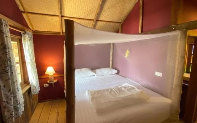 Castaway Beach Bungalows - photo 2