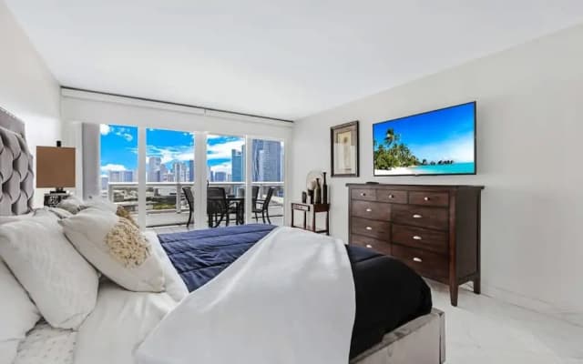 Sunny and Spacious 2 Bedroom Condo on the Bay - photo 5