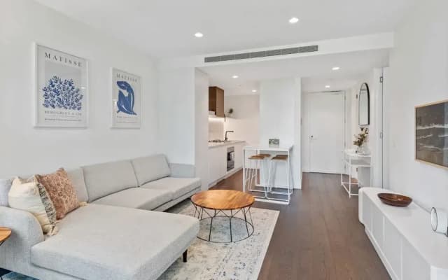 Chic 2-bed With Free Parking in South Yarra - photo 5