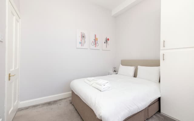 Elegant 2-Bed Flat with Edinburgh Charm - photo 5