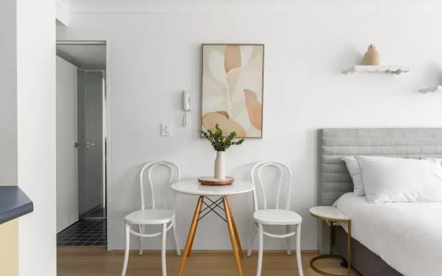 Ideal Studio Inner-city Pad With Private Balcony - photo 3