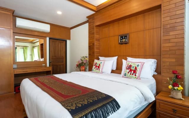 Bright Luxury Villa W Garden Pool & Sauna - photo 4