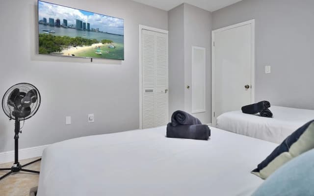 Happy Escape, 15 Min to Beach, Massage Shower Jets, Bar, and BBQ - photo 4