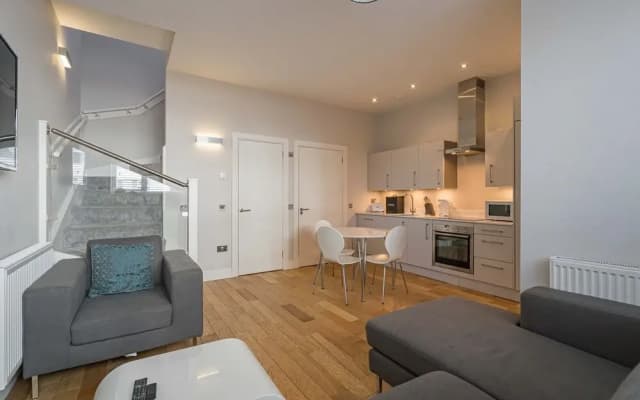 Modern 2BR Mews House - photo 2