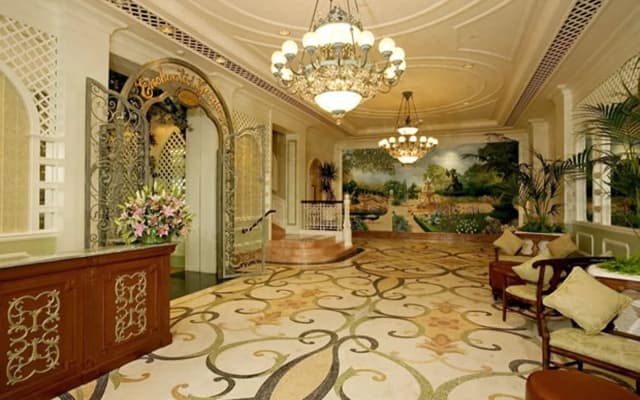 Hong Kong Disneyland Hotel - photo 2