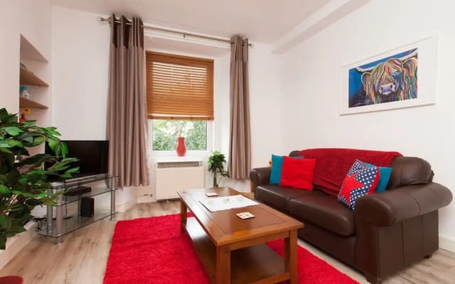 Connected & Convenient: Newly-renovated Flat for 2 - photo 2