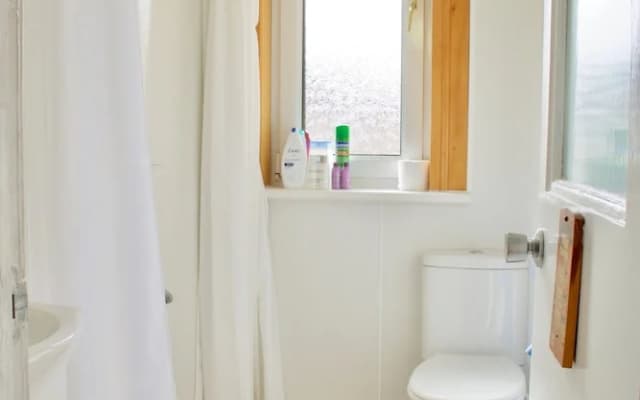 2 Bedroom Edinburgh Apartment - photo 5