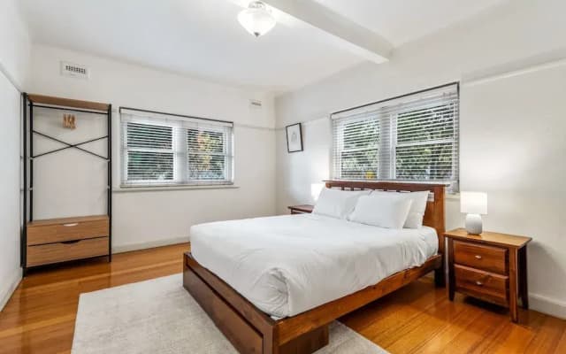 Charming 2-bed Apartment With Fireplace & Parking - photo 2
