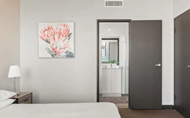 Central 2-bed With Parking & Stunning Views - photo 4