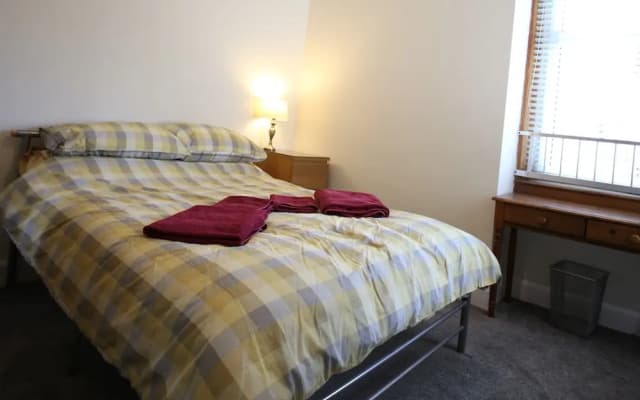 3 Bedroom Flat in Edinburgh - photo 2