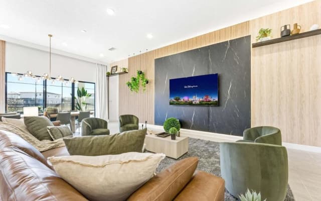 Paradiso's Luxurious New Home w 15 Ensuites - photo 2