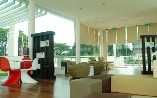 Brunsfield Embassyview Condosuite - photo 4