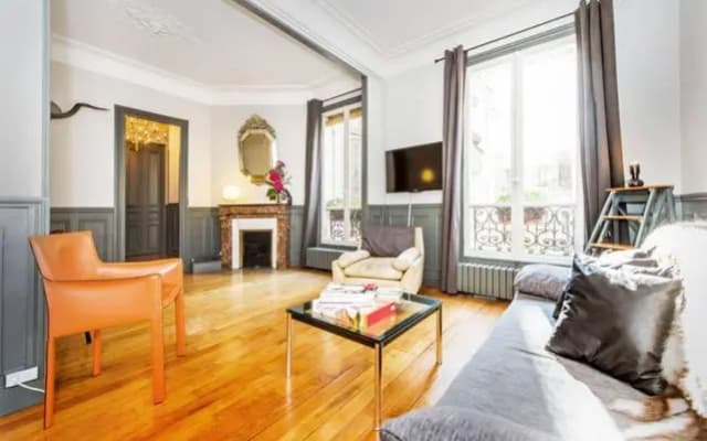 Large & Bright Apartment, Central Paris, Montmartre-Opéra, Picturesque Rue des Martyrs - photo 5