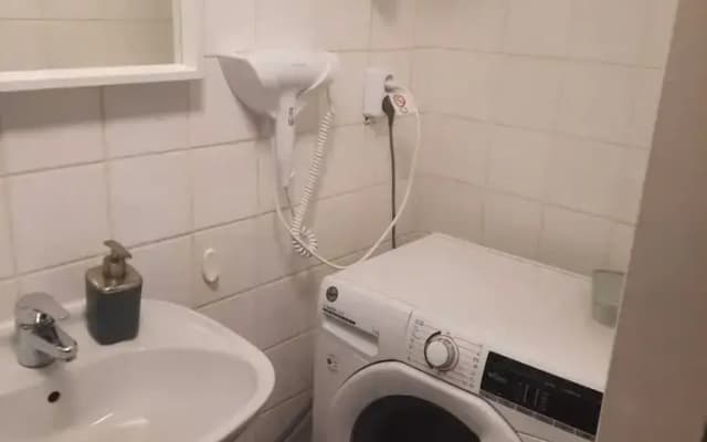 Charming 2BR Apt Prime City Spot - photo 4