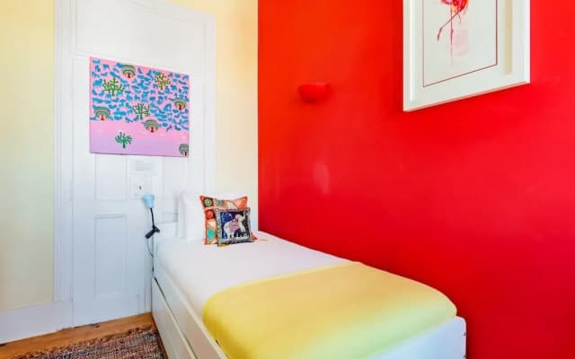 Bright & Beautiful Top Floor Graça Flat - photo 2